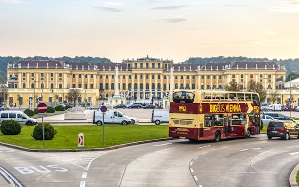 Big Bus tour passing Schönbrunn Palace in Vienna.