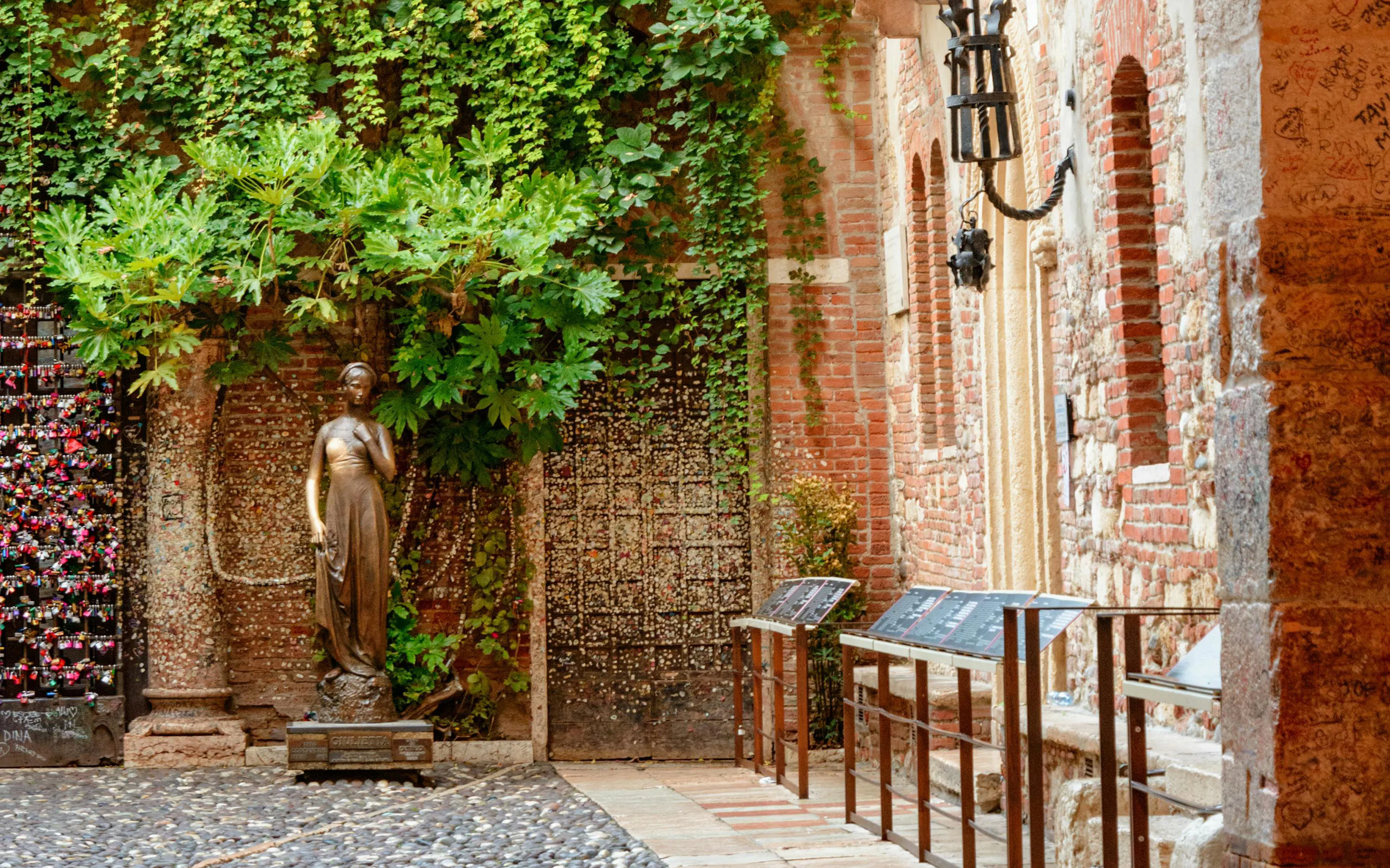Statue of Juliet in the courtyard of Casa di Giulietta, Verona, Italy.
