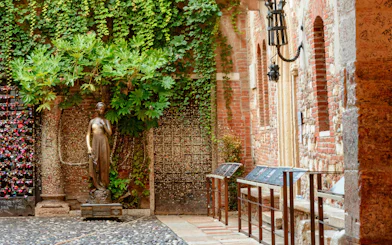 Statue of Juliet in the courtyard of Casa di Giulietta, Verona, Italy.
