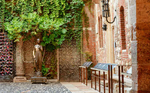 Statue of Juliet in the courtyard of Casa di Giulietta, Verona, Italy.