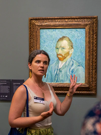Tour guide explaining Van Gogh painting at Musée d’Orsay, Paris.