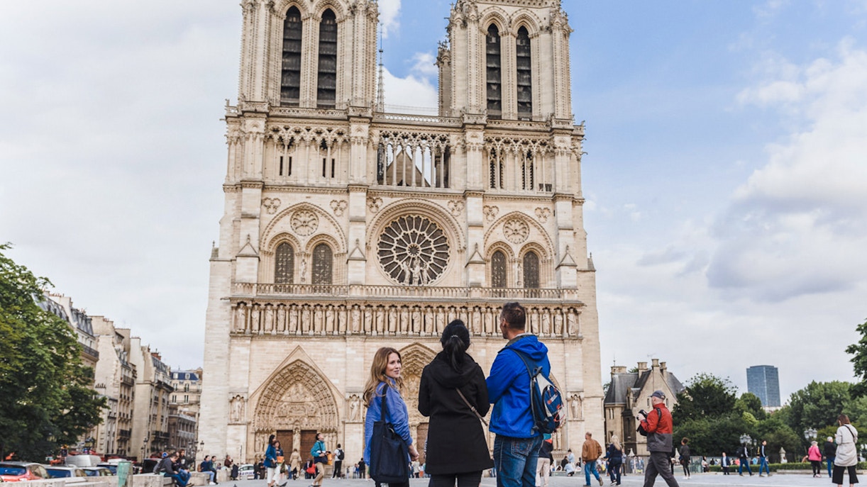 Tour guide with tourists at Notre Dame Paris