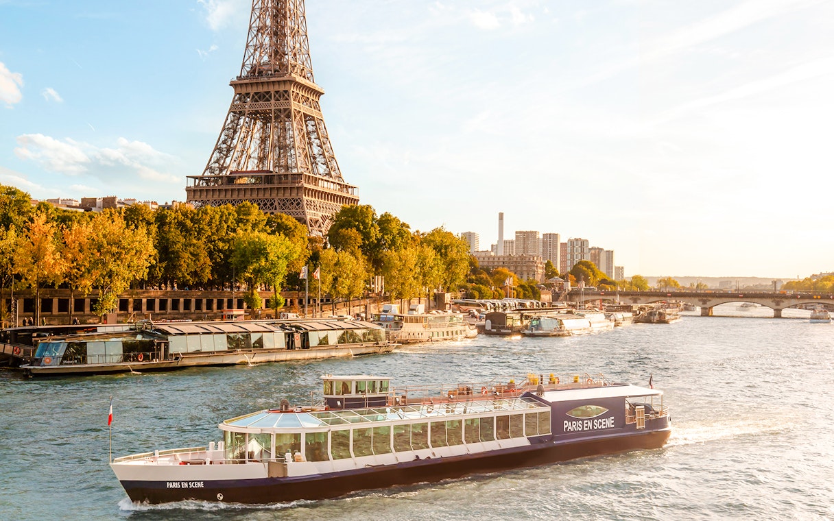 Paris En Scène dinner cruise on the Seine with Eiffel Tower view in Paris.
