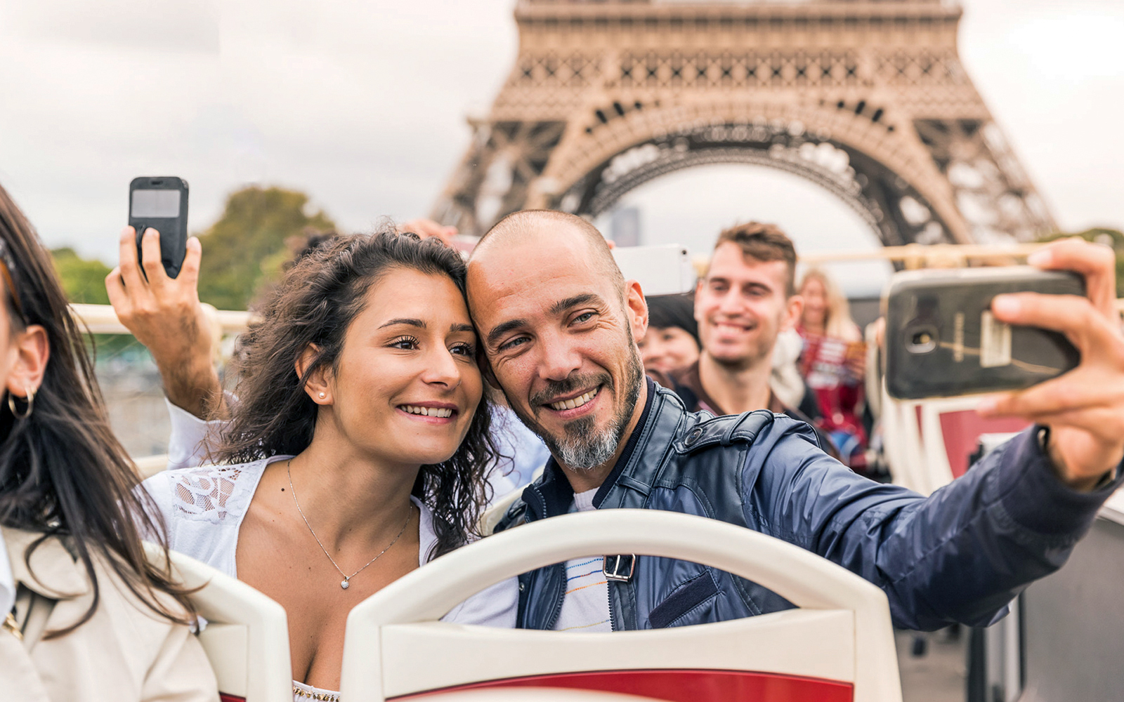 Touriste assis dans le bus Big Bus Paris Hop on Hop off.