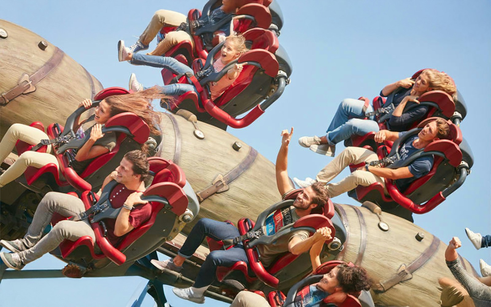 On its heart-stopping trajectory, it glides, almost skimming the ground, crossing ditches, hurtling through tunnels, and even skimming the water of the Mediterrània lake.