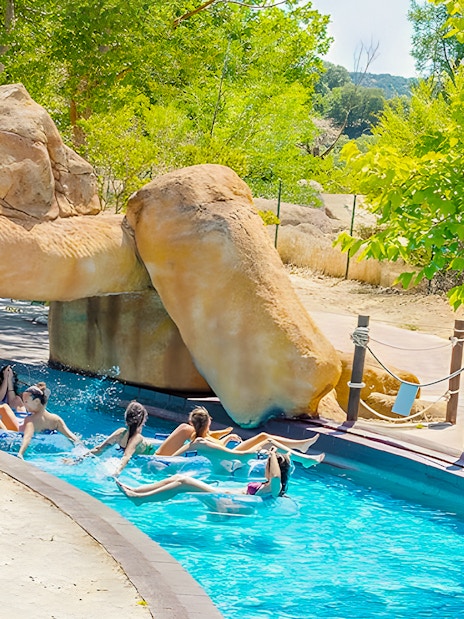 Visitors enjoying the lazy river at Aquopolis Villanueva de la Cañada.