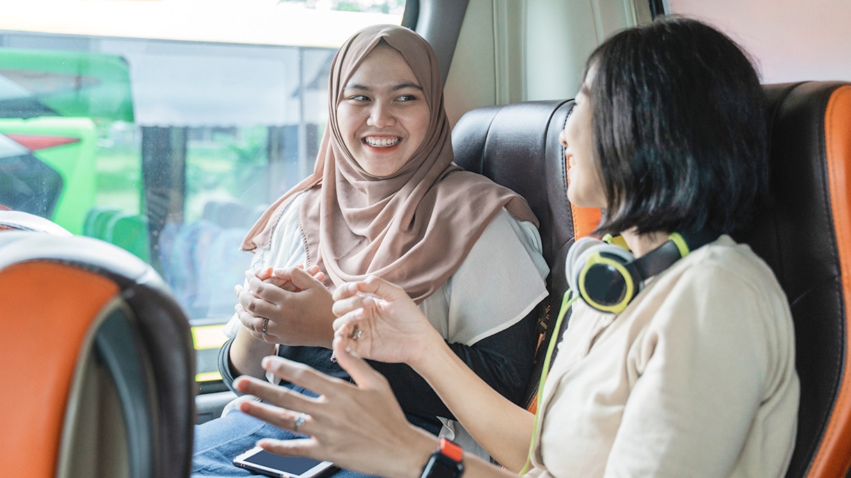 Women sitting and chatting on the Bus from Pompeii/Naples: Pompeii & Amalfi Full-Day Tour