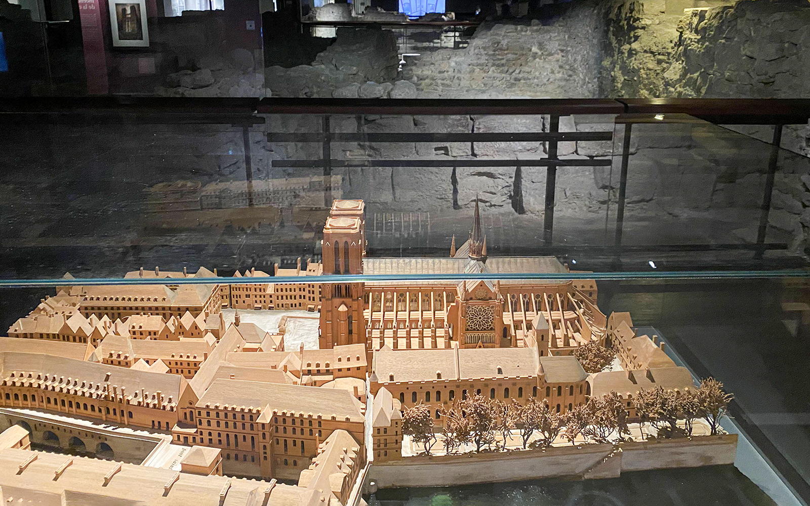 cathedral's crypt & notre dame outdoor guided tour-6