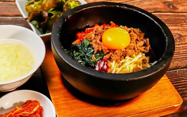 Yakiniku bowl with raw egg, vegetables, and rice at Ushihachi Shibuya.