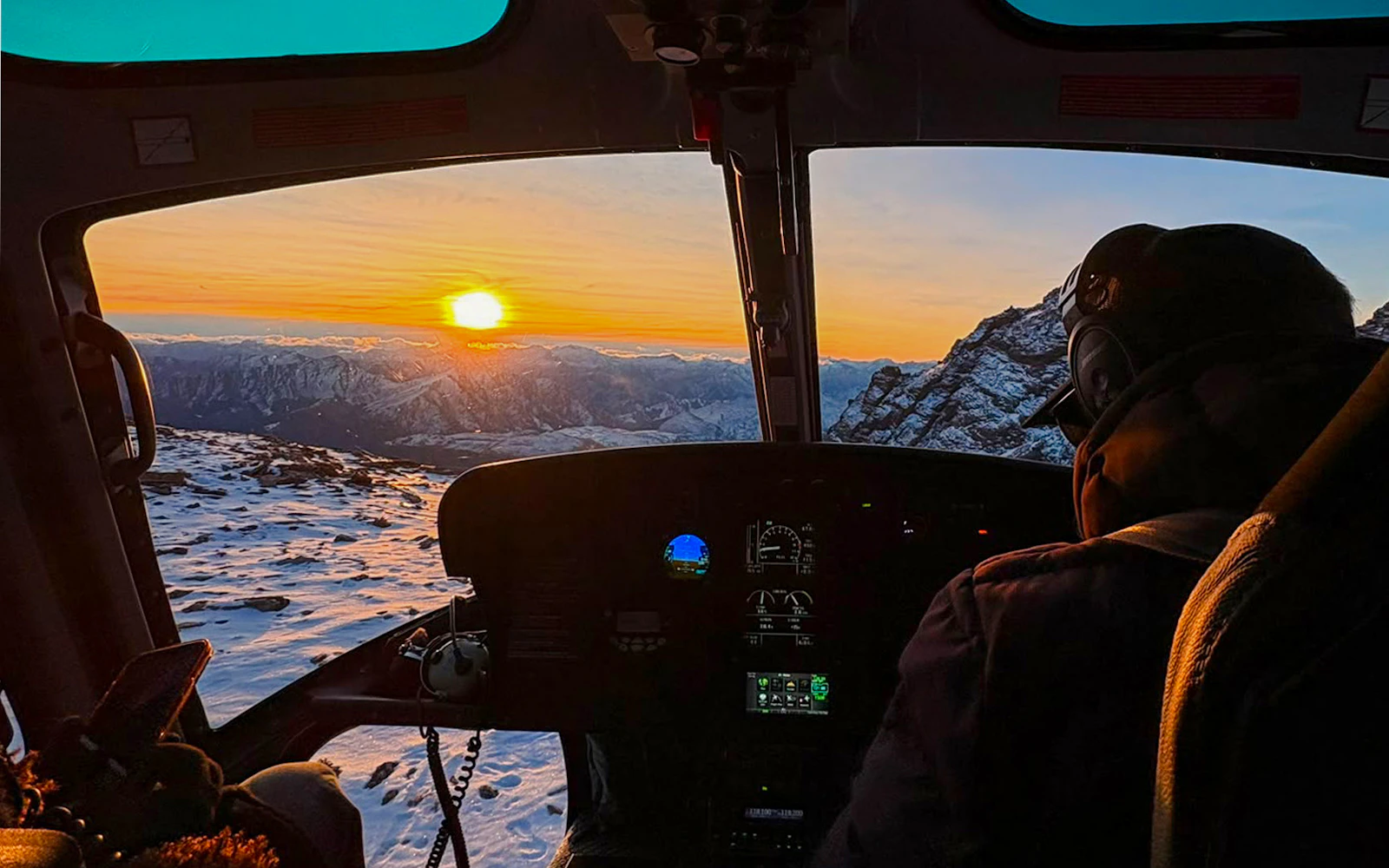 Queenstown 25-Minute Sunset Helicopter Flight with Alpine Landing on The Remarkables and Complimentary Drink Image 3