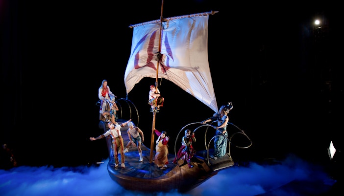 Bateau et artistes clowns sur scène
