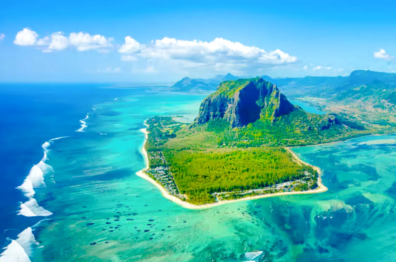 Mauritius Dolphin Watching by Speedboat & South-West Tour with Lunch and Hotel Transfers