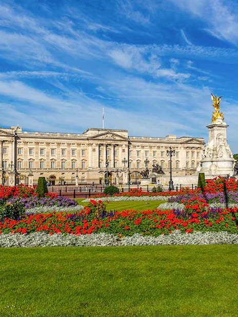 Buckingham Palace with vibrant gardens, part of BigBus London tour.
