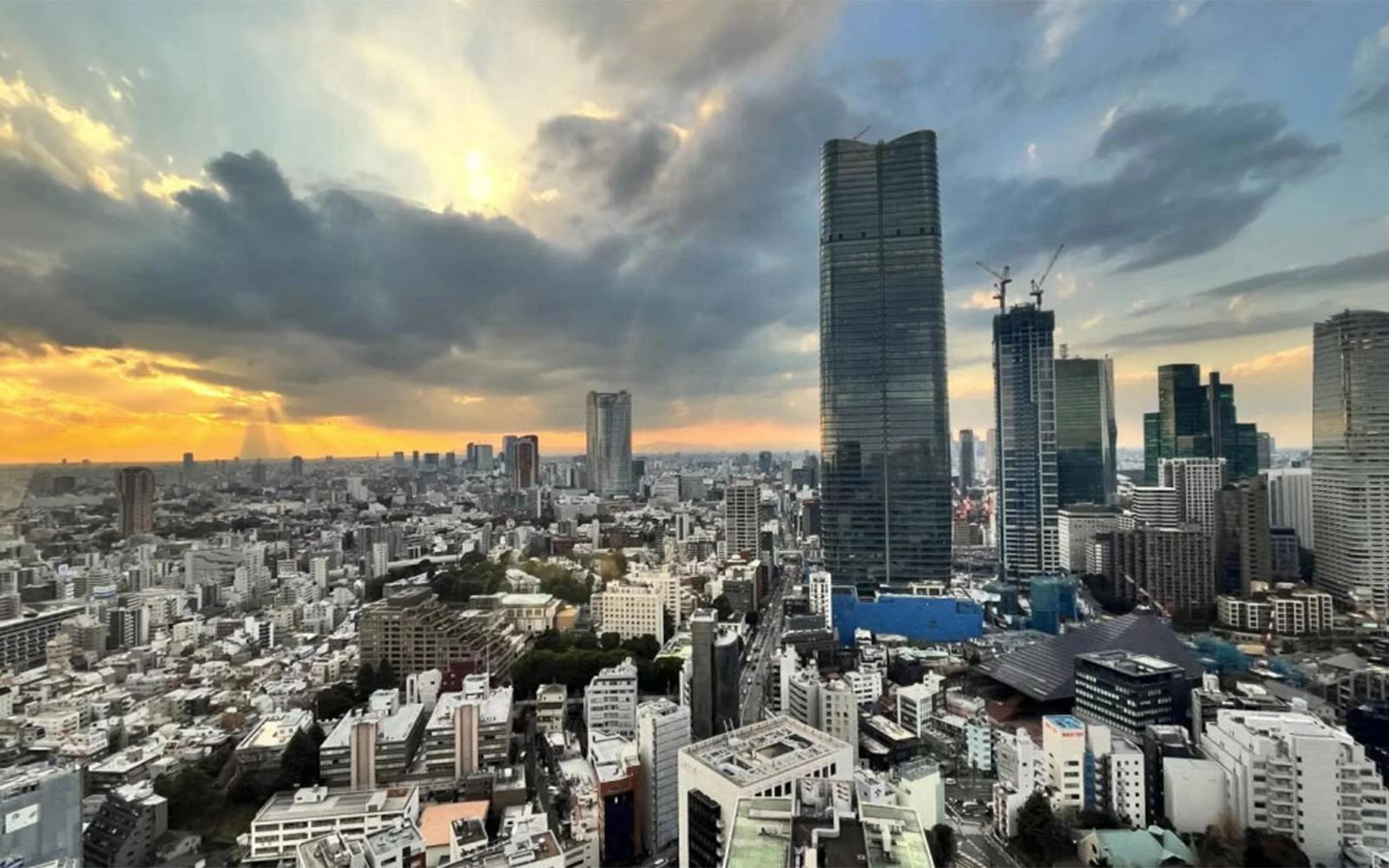 Tokyo skyline with Tokyo Tower and skyscrapers at sunset.