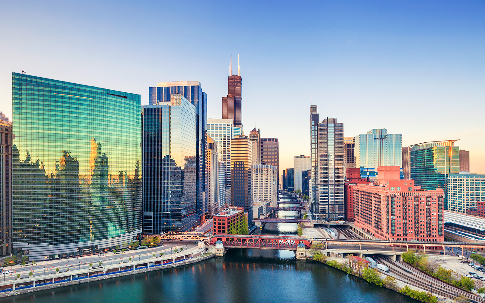 Chicago skyline with Willis Tower and Chicago River at dawn.