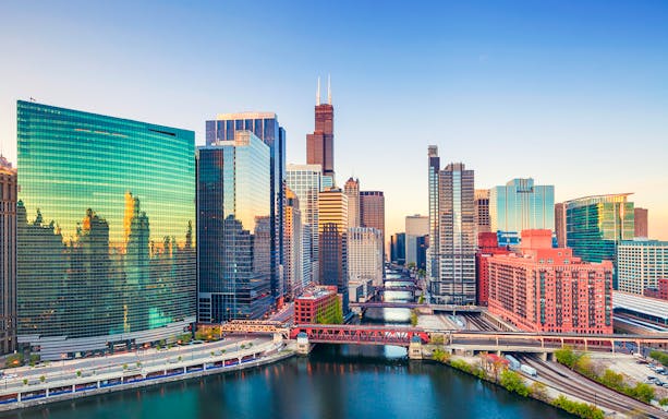 Chicago skyline with Willis Tower and Chicago River at dawn.