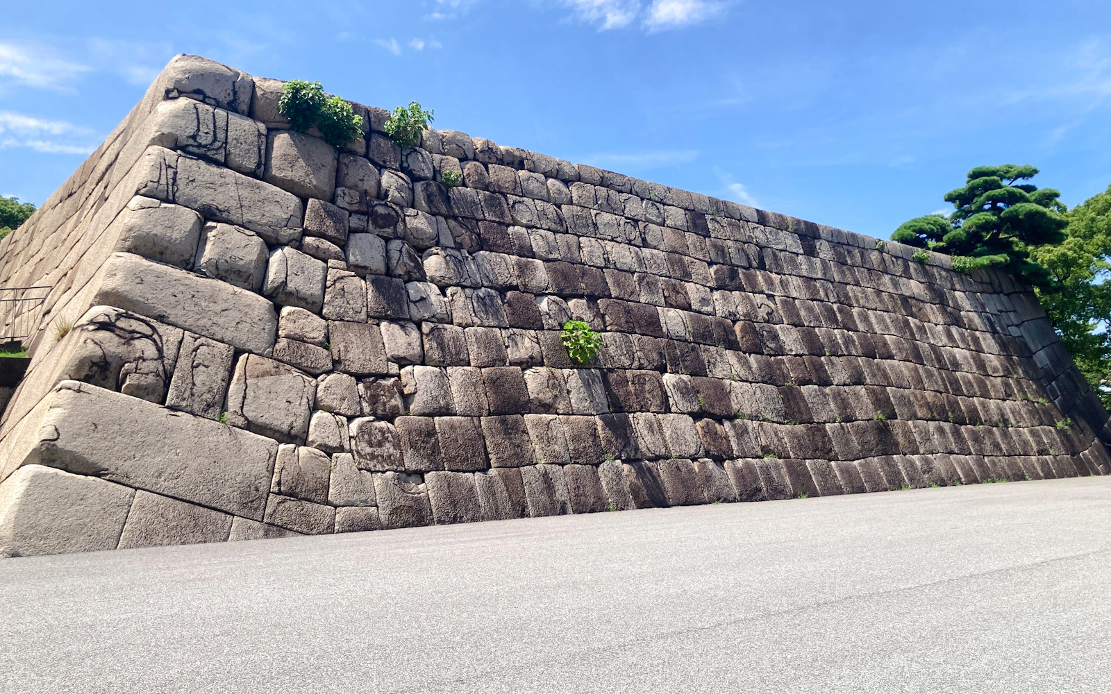 Tokyo Small-Group Walking Tour of Imperial Palace East Gardens Image 2