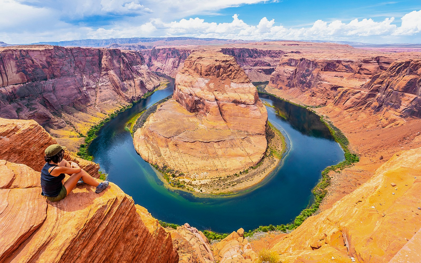 Horseshoe Bend view on Antelope Canyon tour from Las Vegas, showcasing the Colorado River curve.