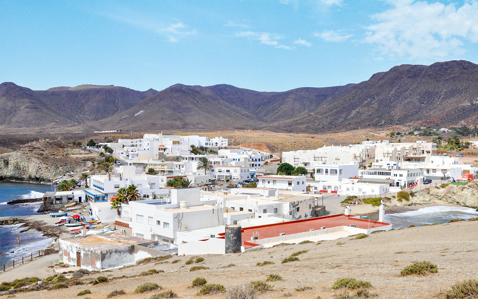 Pueblo de La Isleta con casas blancas en la orilla.