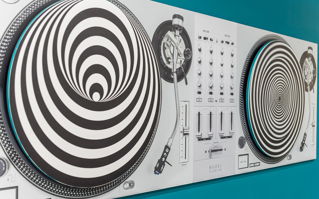 Turntable illusion exhibit at Museum of Illusions, Athens.