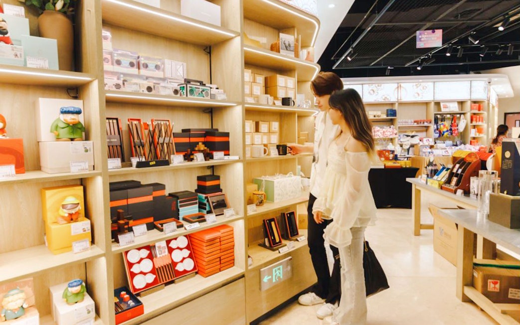 Couple shopping for souvenirs in Shanghai Tower gift shop.