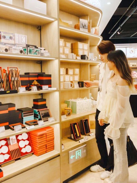 Couple shopping for souvenirs in Shanghai Tower gift shop.