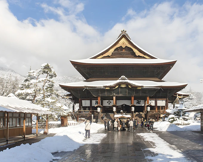 Discover Nagano: Zenko-ji, Sake Brewery & Snow Monkey Park Guided Tour