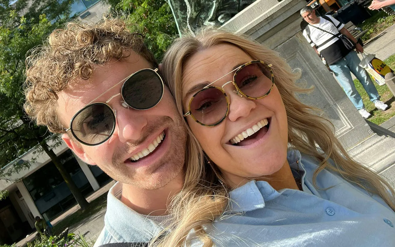 Couple enjoying Spy Hunt city game in Rotterdam.