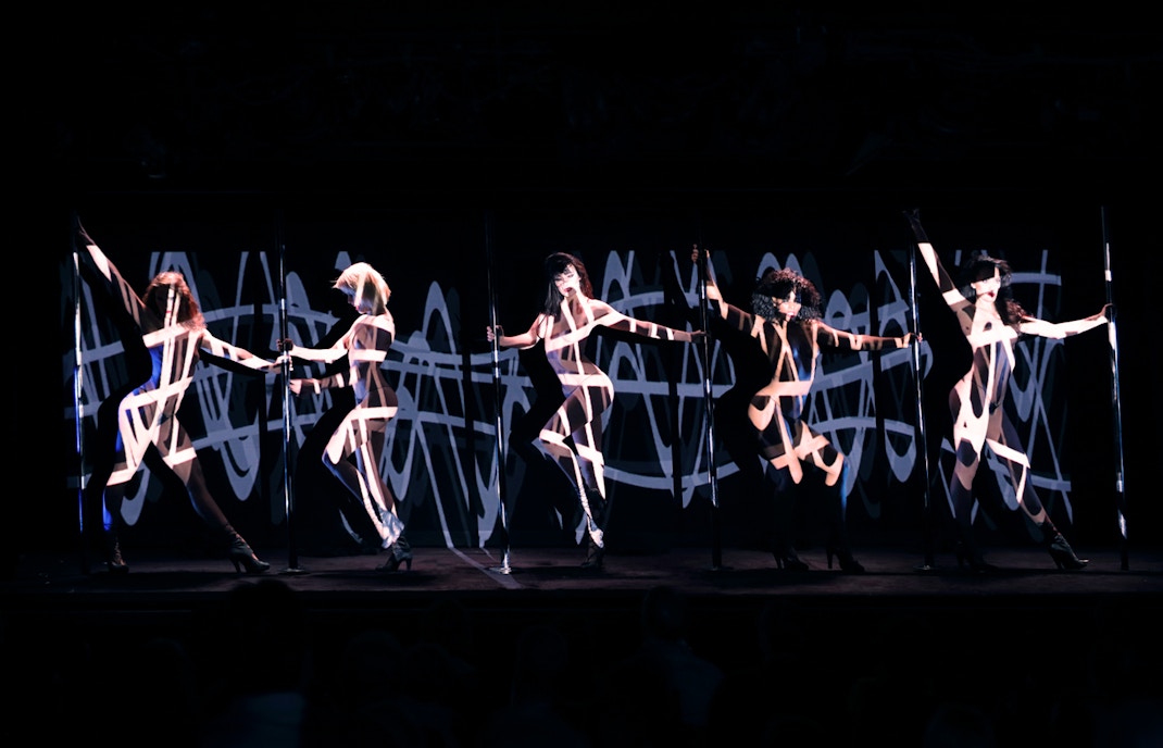 Cinq danseuses lors d'un spectacle au Crazy Horse