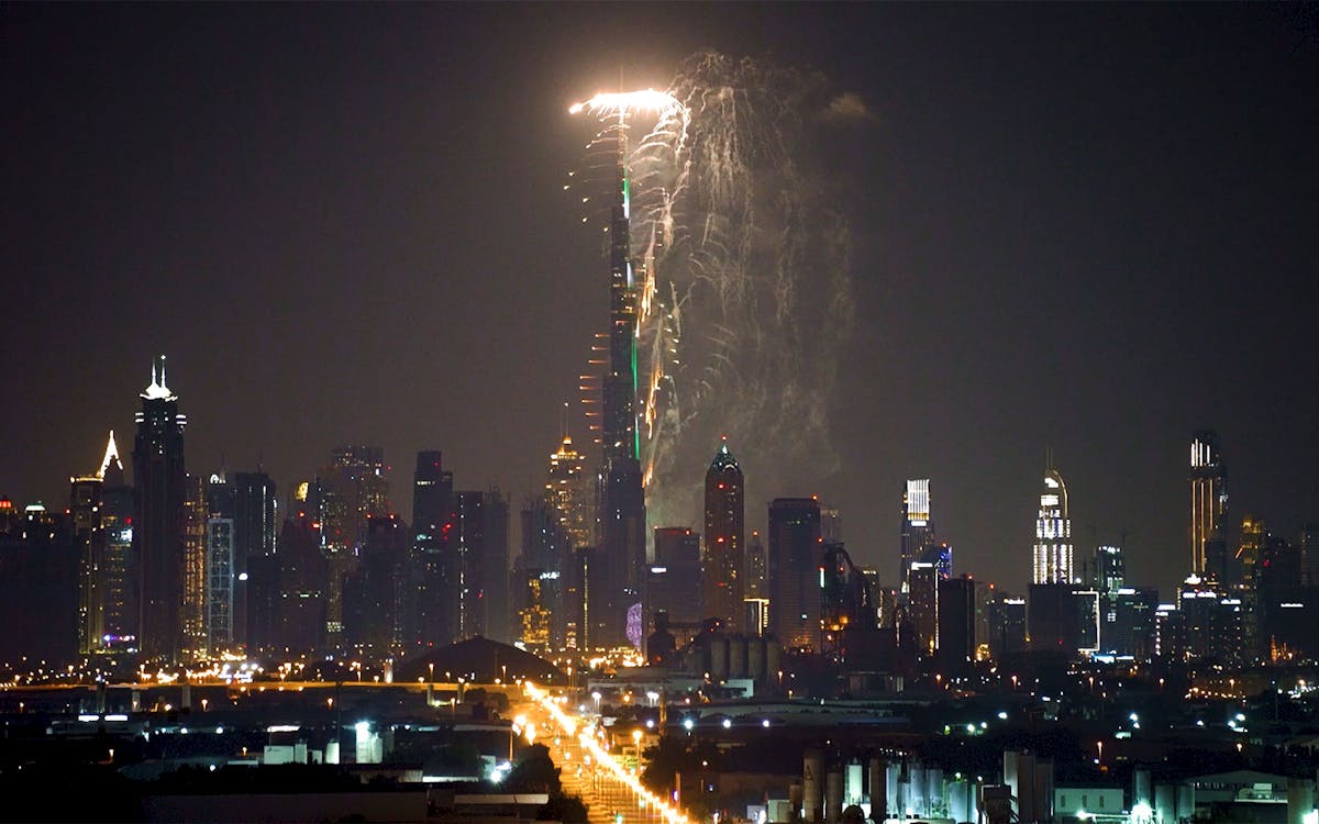 new year’s eve dinner & house beverages at sky views with burj khalifa fireworks-4 new year’s eve dinner & house beverages at sky views with burj khalifa fireworks-4