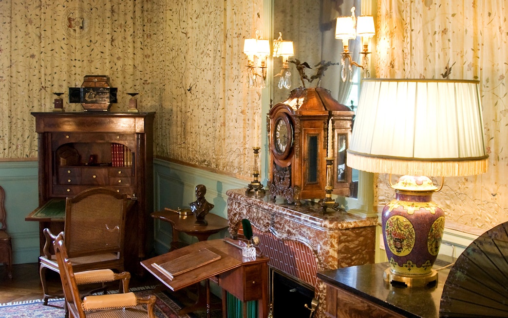 Loire Valley château interior with antique furniture and ornate clock.