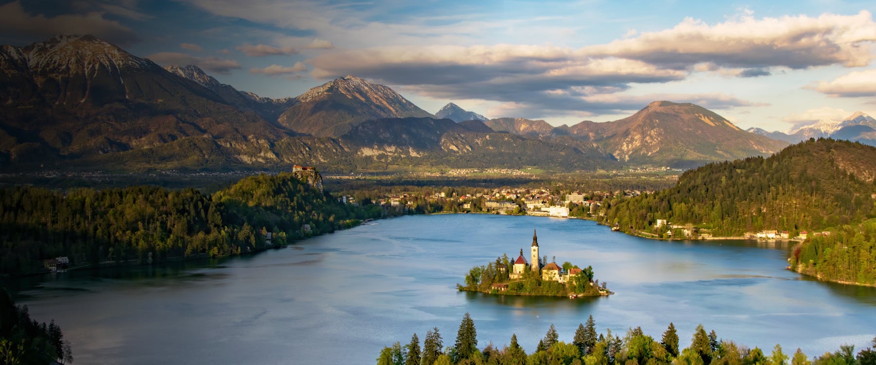 Lake Bled with island church and castle in Slovenia, surrounded by mountains.