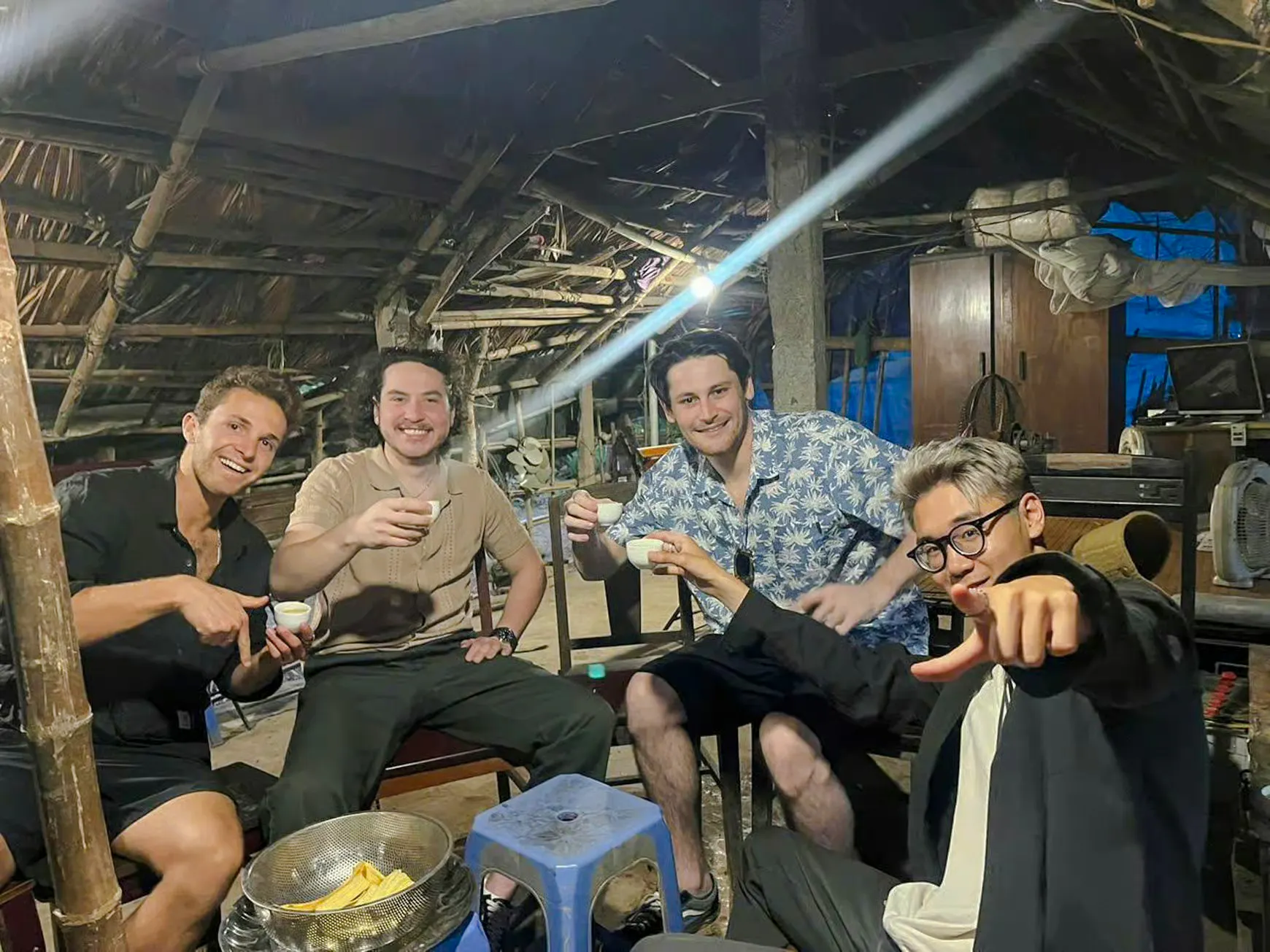 motorsykkeltur i hanoi med fokus på gatemat, med kvinnelige sjåfører-1