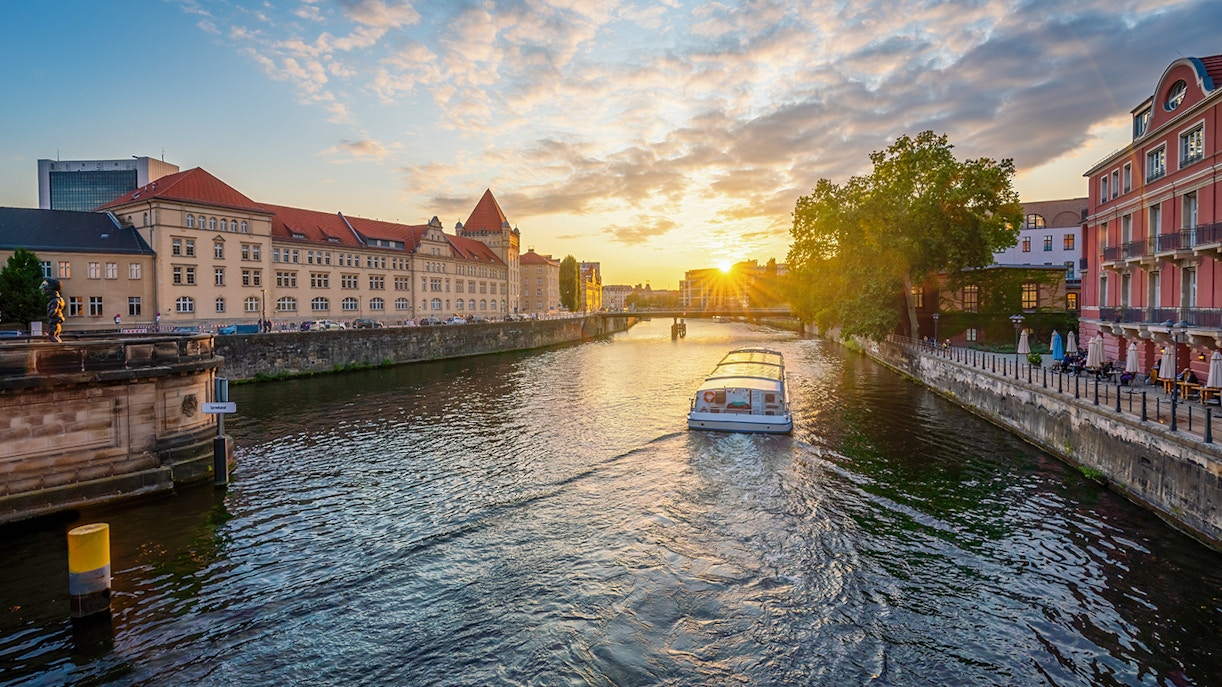 Best time to go on a Berlin city tour boat cruise