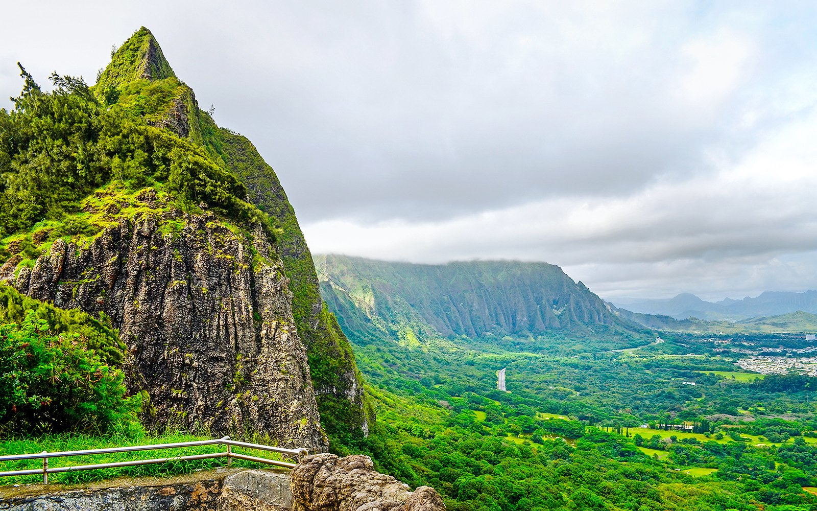 Nuuanu Pali Lookout view of lush green cliffs and valley in Honolulu, Hawaii.