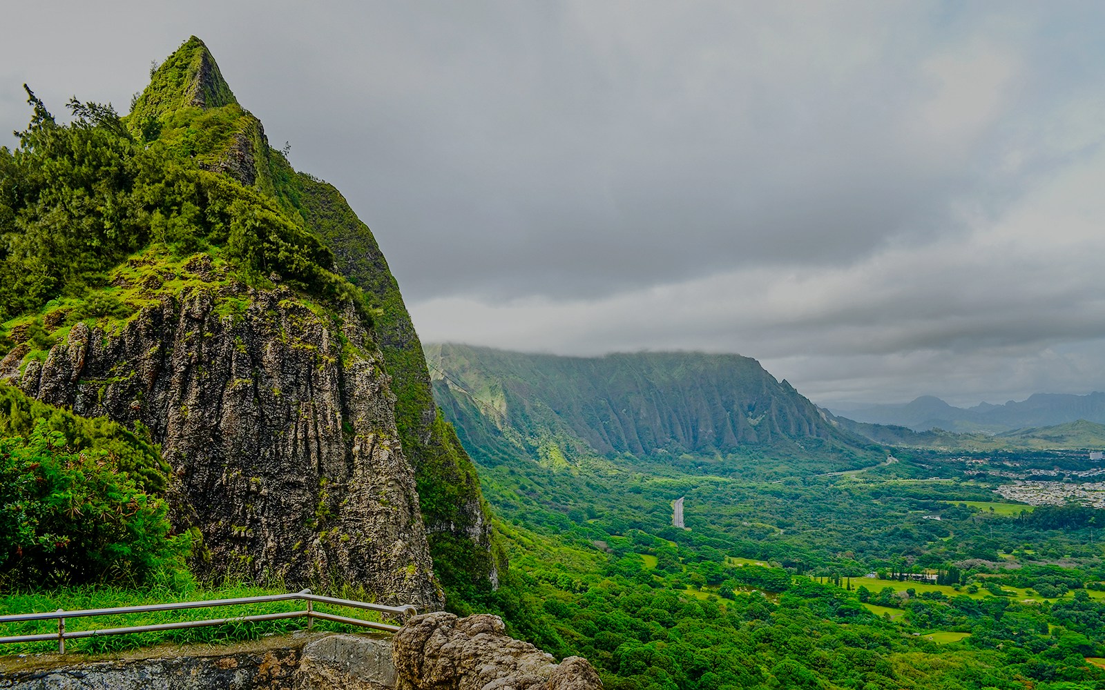 Nuuanu Pali Lookout view of lush green cliffs and valley in Honolulu, Hawaii.
