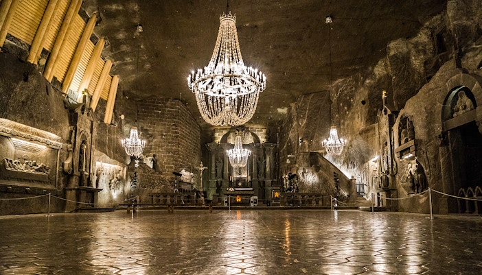 Große Halle mit ausladenden Kronleuchtern im Salzbergwerk Wieliczka