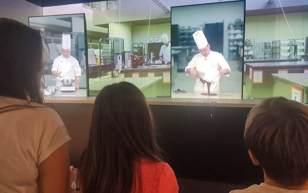 Choco-Story Paris digital presentation showcasing chocolate-making process.