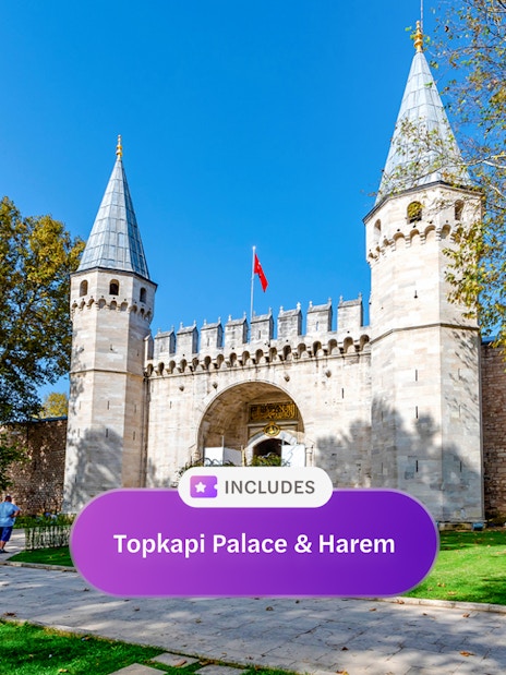 Gate of Salutation at Topkapi Palace, Istanbul, with visitors walking nearby.
