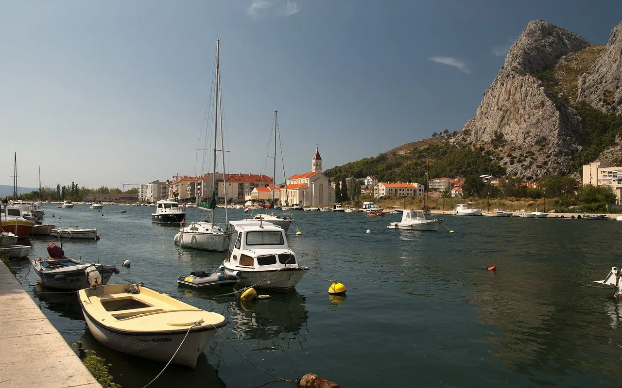 historische geführte tour durch omis und weinprobe in einer weinkellerei für erwachsene-6