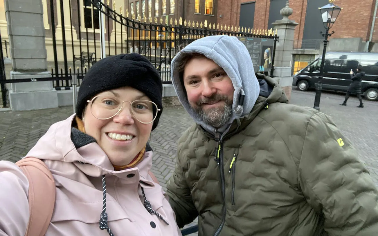 Couple exploring The Hague's Old Town during a self-guided city game.