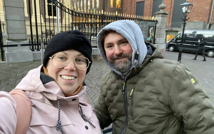 Couple exploring The Hague's Old Town during a self-guided city game.