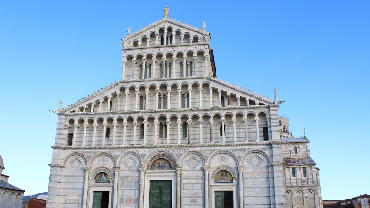 Vista della facciata del Duomo di Pisa