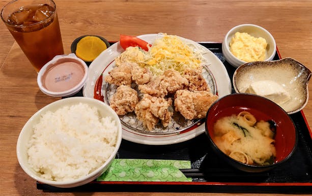 Japanese meal with fried chicken, rice, miso soup, and salad on Tokyo bus tour.