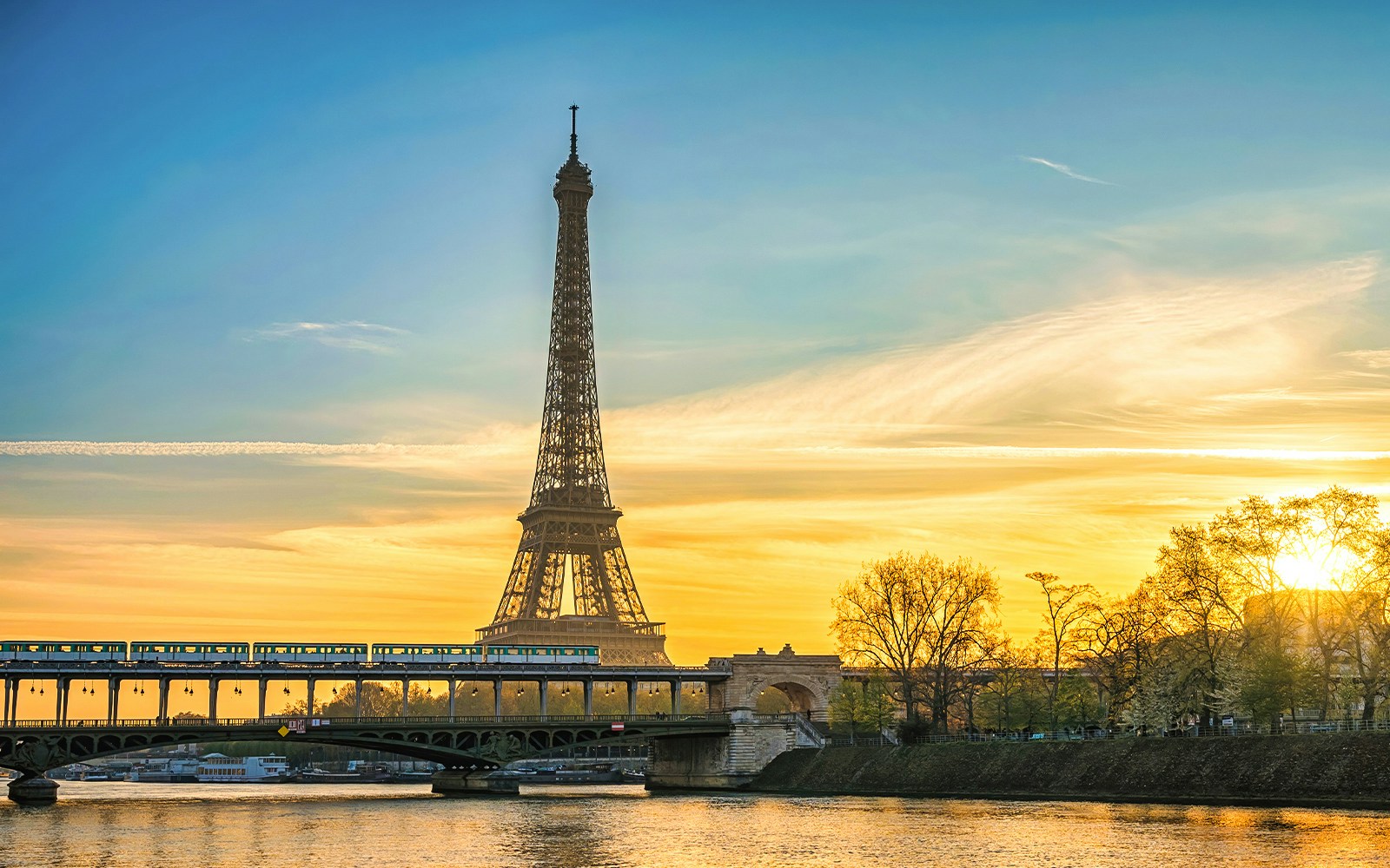 Eiffel Tower at sunset with Paris skyline near Army Museum.