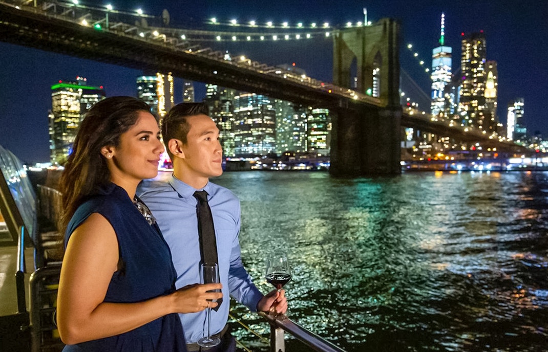 https://cdn-imgix.headout.com/media/images/bb4dfecf5615f5a90de912a414a71ae2-556-new-york-new-york-bateaux-dining-cruise-04.jpg