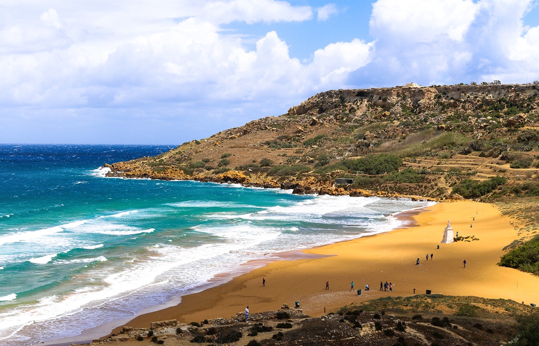 Ramla Bay Malte, avec son sable doré et son eau turquoise, est entourée de collines luxuriantes.