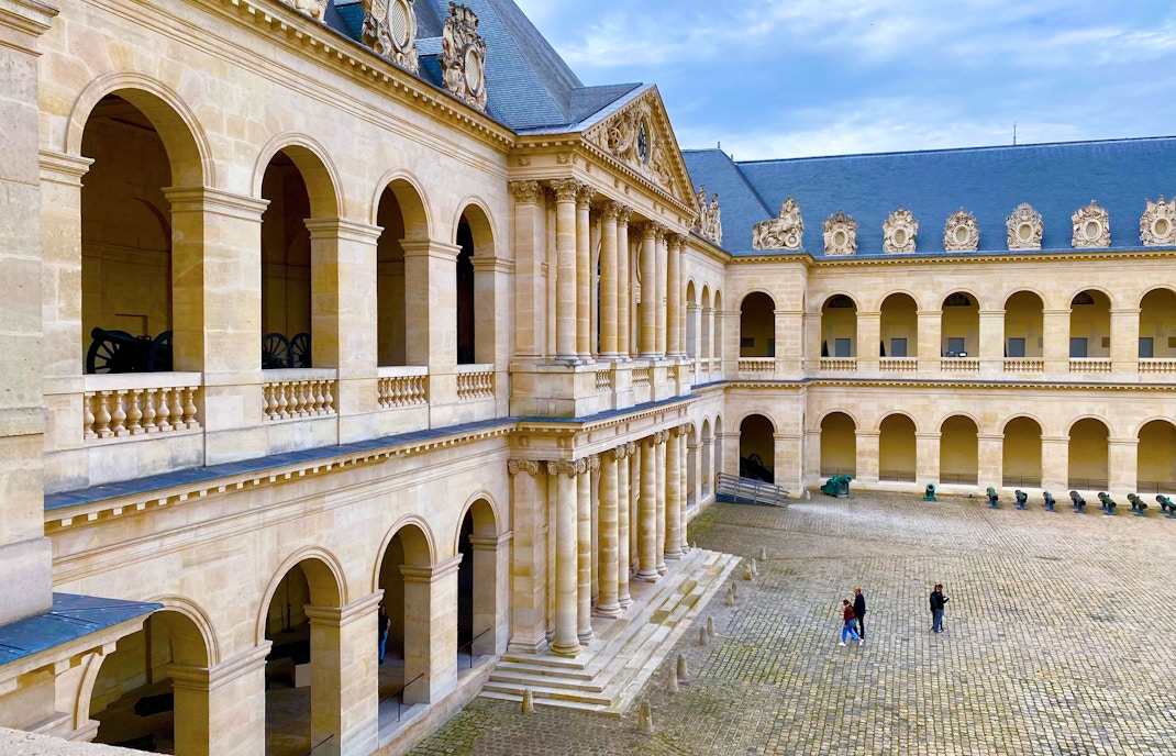 Les Invalides Weekday vs Weekend