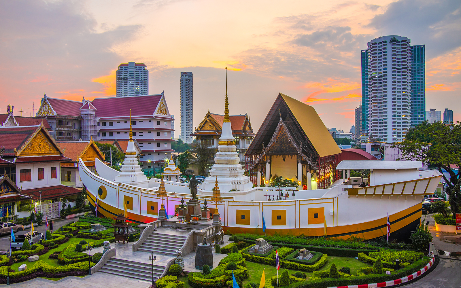 Wat Yannawa, the boat's temple, at twilight