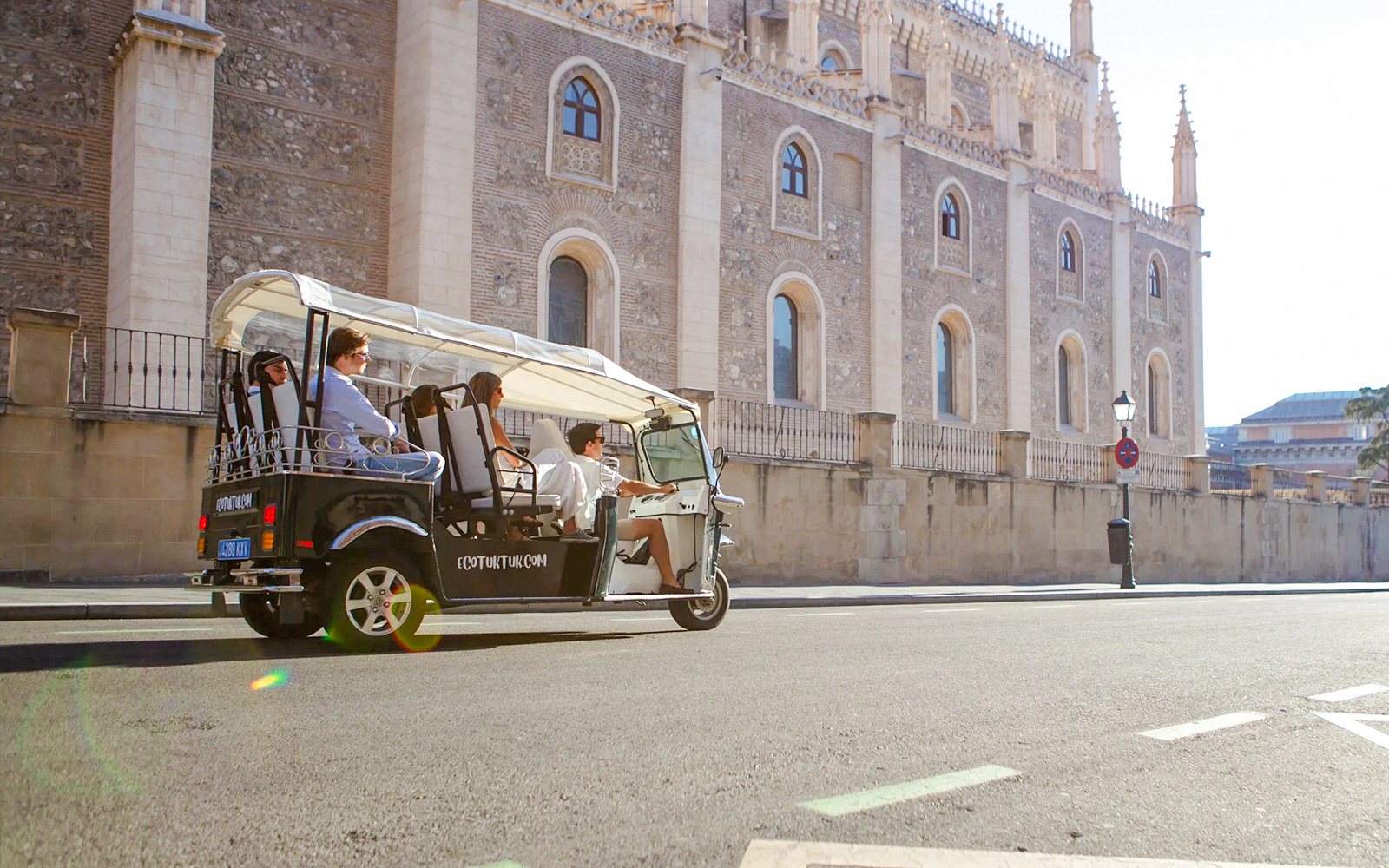 Tuk-tuk tour in Madrid passing by the Church of San Jerónimo el Real.